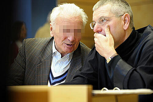 Der 76-jährige Schönheitschirurg (links) soll abschitlich eine Wundkompresse im Körper eines Patienten gelassen haben