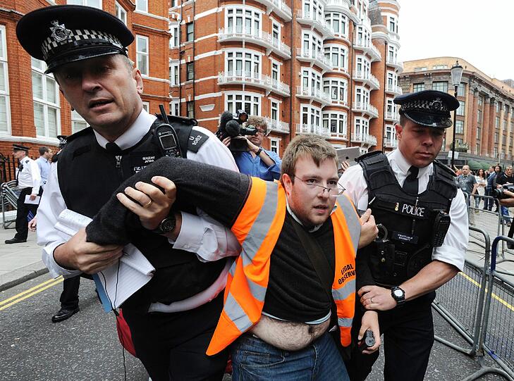 an der Botschaft von Ecuador: Tumulte in London um Julian Assange