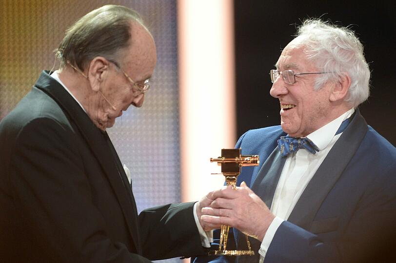 Für sein Lebenswerk ausgezeichnet wurde auch Dieter "Didi" Hallervorden (r.). Den Preis überreichte der frühere Außenminister Hans-Dietrich Genscher.