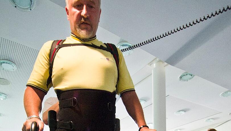 Der Patient Martin Schaffenrath stellt am 21.05.2013 den anziehbaren, intelligenten Gangroboter Ekso in der Schön-Klinik in Bad Aiblingen (Bayern) vor. Schaffenrath ist seit elf Monaten querschnittsgelähmt, bedingt durch einen Motorradunfall