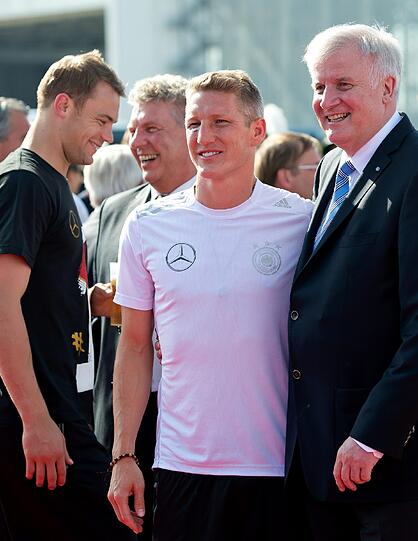 Ministerpräsident Horst Seehofer ist vor Ort und begrüßt Bastian Schweinsteiger persönlich am Münchner Flughafen.