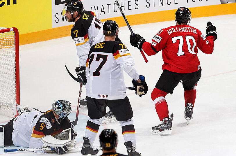 Das deutsche Eishockey-Team ist erneut geschlagen: Denis Hollenstein jubelt über seinen Siegtreffer für die Schweiz.