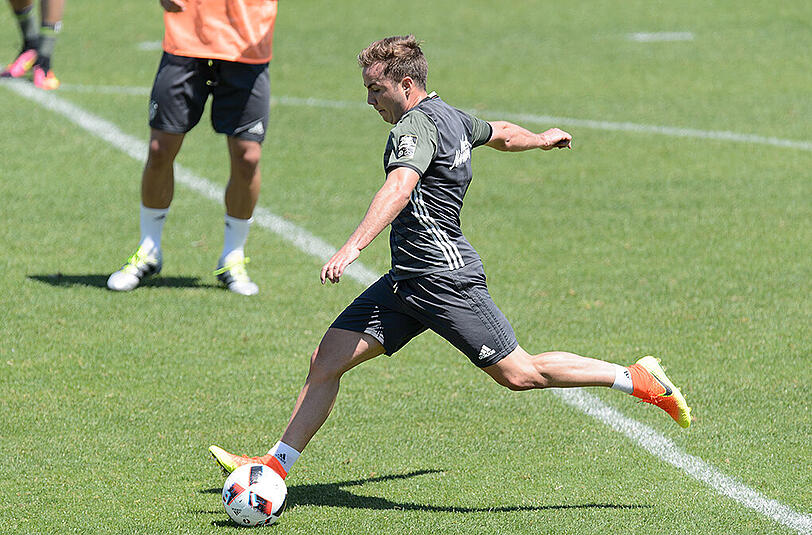 Schusstraining für den Fall der Fälle: Mario Götze.