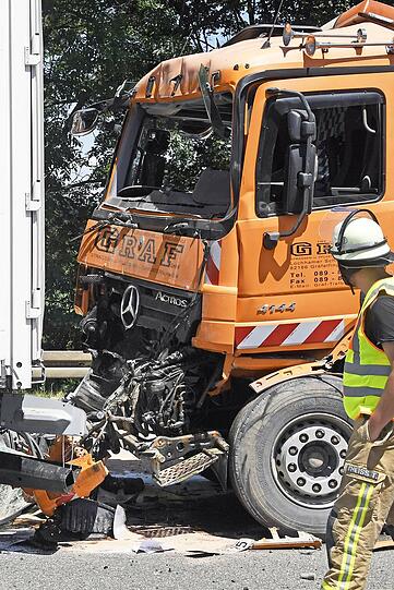 Die Bilder vom schweren Lkw-Unfall auf der A99.