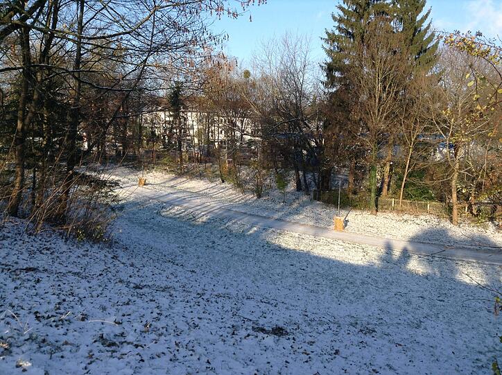 Strohballen als Schutz gegen Rodel-Unfälle hat die Stadt am Tiroler Platz aufgestellt.