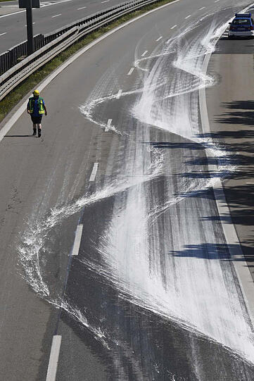 Aus Grau mach Weiß: Bilder von der eingefärbten A94 bei Riem.