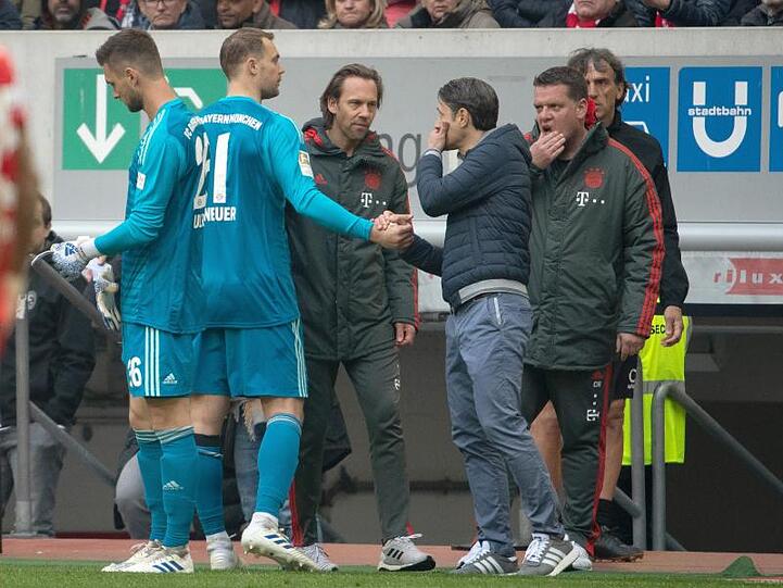 Manuel Neuer (2.v.l.) nach seiner Auswechslung in Düsseldorf.