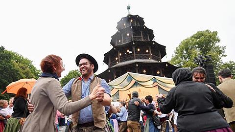 Besucher tanzen beim Kocherlball am Chinesischen Turm im Englischen Garten. Foto: Tobias Hase