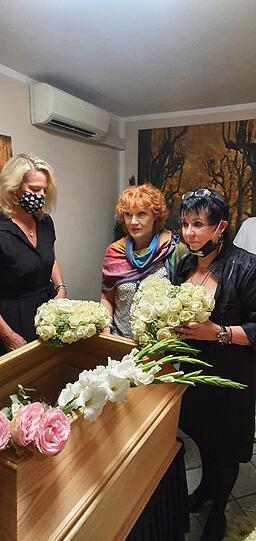 Uschi Ackermann (r.) nimmt Abschied von ihrem Julchen.