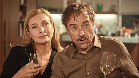 Heinz Hellmich (Jan Josef Liefers) und Ehefrau Carla (Nadja Uhl ) haben seinen Chef eingeladen - keine gute Idee.  Foto: Leonine/dpa