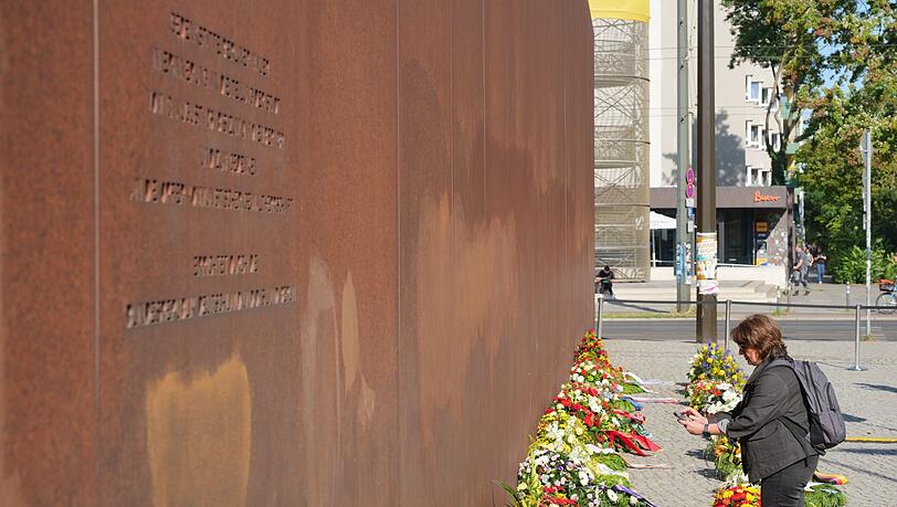 Nach Angaben der Stiftung Berliner Mauer wurden mindestens 140 Menschen an der Mauer get&ouml;tet oder kamen im Zusammenhang mit dem DDR-Grenzregime ums Leben.