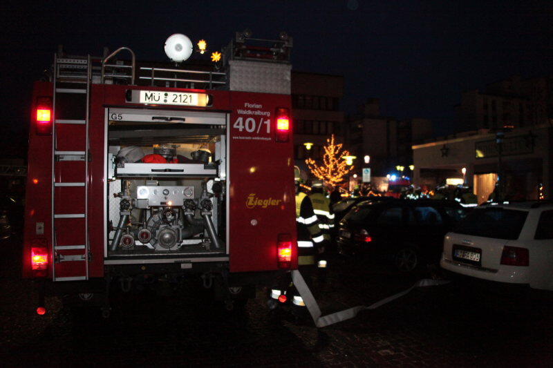 In einem Dekogeschäft kam es am Freitag zu einem Brand. Die Feuerwehr rückte an und konnte den Brandherd löschen. Auslöser war vermutlich eine noch angezündete Kerze. Verletzt wurde niemand.