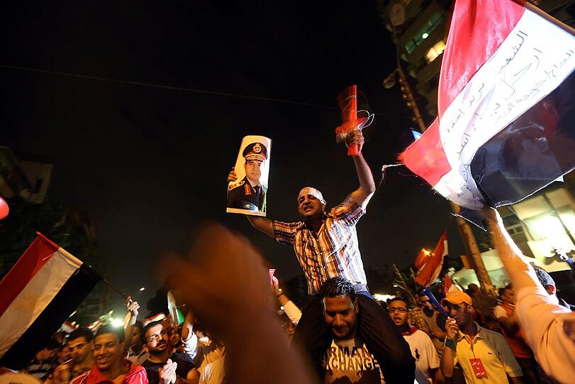 Ausnahmezustand am auf dem Tahrir-Platz in Kairo. Millionen Menschen feiern die Absetzung von Mohammed Mursi durch das ägyptische Militär.