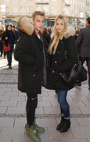 Am liebsten schwarz: Stefan Frettlöh (18), Schüler und Leonie Splitter (18), Schülerin (auf instagram unter: @funken_momente).
Stefan: &bdquo;Meine Sneakers gibt&rsquo;s nicht mehr, die waren nur limitiert. Deswegen trage ich sie sehr oft. Sie sind olivgrün &ndash; für mich die absolute Trendfarbe.&ldquo;

Leonie: &bdquo;Ich trage am liebsten schwarz, denn es ist klassisch und passt immer. Mein Parka von Woolrich hält sehr warm. Dazu trage ich gerne Uggboots.&ldquo;