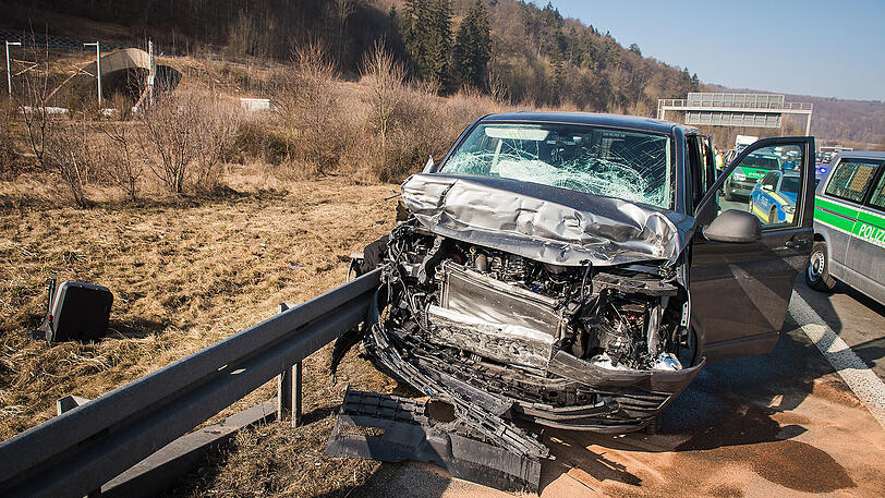 Der Gefangenentransporter kollidierte mit einem Lkw, alle acht Insassen werden teils schwer verletzt.