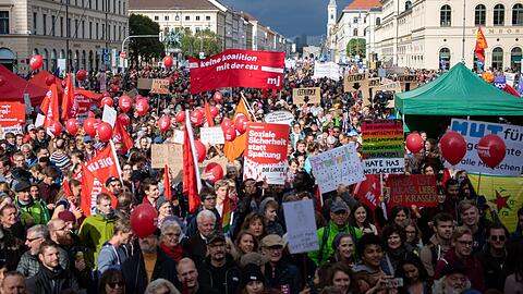 Blick zurück: Auch in München wurde im Oktober vergangenen Jahres gegen die "Politik der Angst" demonstriert - nun legen die Kulturschaffenden nach.