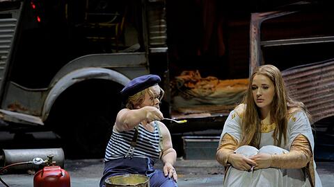 Ravioli aus der Blechtrommel für die depressive Elisabeth: Manni Laudenbach (Oskar) und Lise Davidsen (Elisabeth) im dritten Akt von Tobias Kratzers Bayreuther &bdquo;Tannhäuser&ldquo;-Inszenierung.