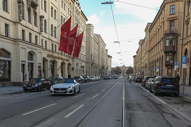 Montagmittag an der Maximilianstraße, Münchens teuerster Einkaufsmeile in der Innenstadt.