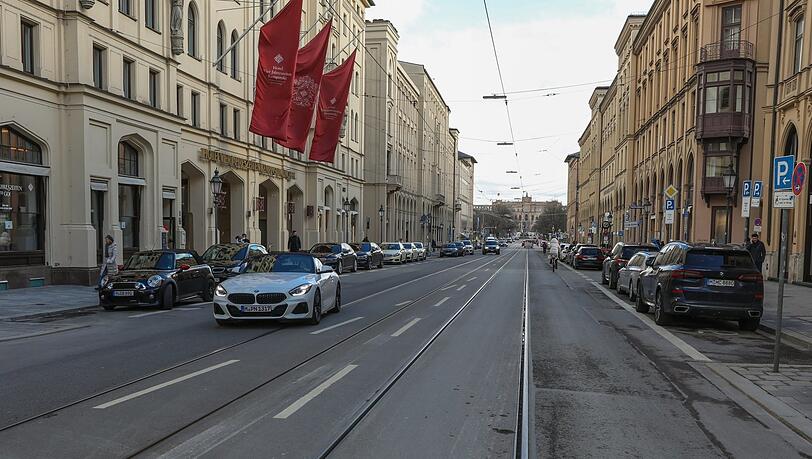 Blick in Münchens Nobel-Meile: Die Maximilianstraße in der Innenstadt. (Archivbild)