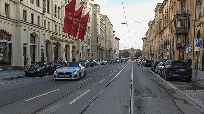 Widok na szlachetną milę Monachium: ulicę Maksymiliana w centrum miasta.  (zdjęcie archiwalne)