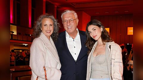 Andie MacDowell (l.) mit Tochter Rainey Qualley und Marc-Cain-Gründer Helmut Schlotterer