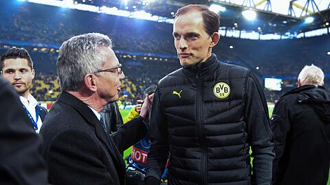 2017: Thomas Tuchel (r) gibt vor dem Spiel Bundesinnenminister Thomas de Maizière (CDU) die Hand.