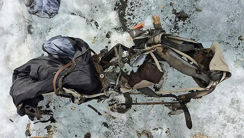 Auf dem Sulztalferner in Tirol entdeckt Bergführer Marco Span den verschollenen Rucksack. Einige Gegenstände nahm er mit. Auf dem Sulztalferner in Tirol entdeckt Bergführer Marco Span den verschollenen Rucksack. Einige Gegenstände nahm er mit.