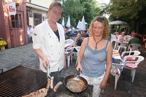 Der Gast kann zuschauen, wenn Claudia Philipp (li.) und Wirtin Rosi Hofmann grillen.