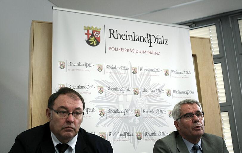 Der leitende Oberstaatsanwalt Klaus-Peter Mieth (links) und der Mainzer Polizeipräsident Karl-Heinz Weber geben im Polizeipräsidium in Mainz gemeinsam eine Pressekonferenz.