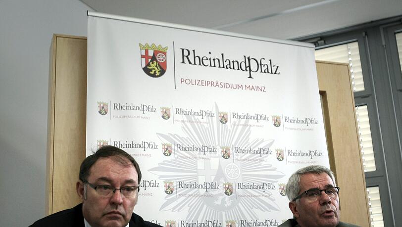 Der leitende Oberstaatsanwalt Klaus-Peter Mieth (links) und der Mainzer Polizeipräsident Karl-Heinz Weber geben im Polizeipräsidium in Mainz gemeinsam eine Pressekonferenz. Der leitende Oberstaatsanwalt Klaus-Peter Mieth (links) und der Mainzer Polizeipräsident Karl-Heinz Weber geben im Polizeipräsidium in Mainz gemeinsam eine Pressekonferenz.