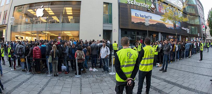 Der Apple-Hype hat am Freitagmorgen München erreicht: Zum Verkaufsstart des iPhone 6 kamen hunderte Menschen zum Appel-Store in der Fußgängerzone. Die Bilder.