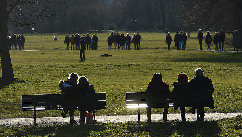 So sah es am ersten Weihnachtsfeiertag im letzten Jahr aus. Menschen sitzen bei Sonnenschein im Englischen Garten. So sah es am ersten Weihnachtsfeiertag im letzten Jahr aus. Menschen sitzen bei Sonnenschein im Englischen Garten.