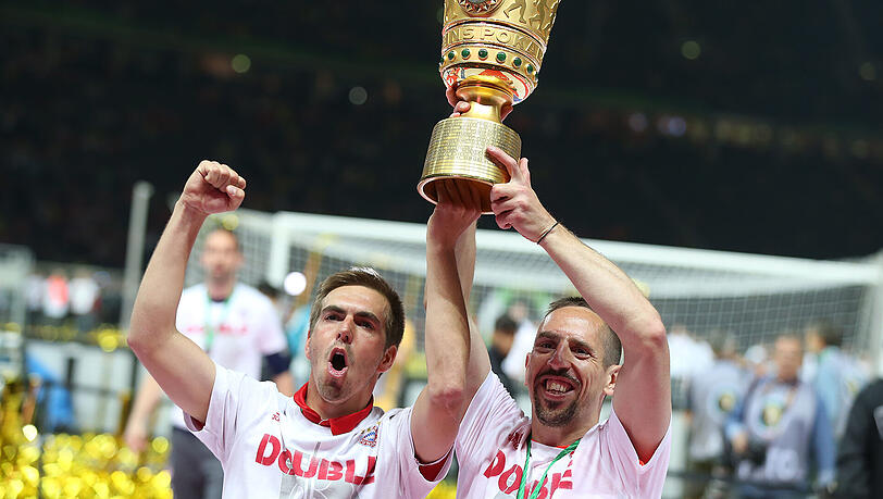 Am 21. Mai 2016 ließ sich der FC Bayern - hier mit Philipp Lahm und Franck Ribéry (rechts) - als Pokalsieger feiern. Am 21. Mai 2016 ließ sich der FC Bayern - hier mit Philipp Lahm und Franck Ribéry (rechts) - als Pokalsieger feiern.