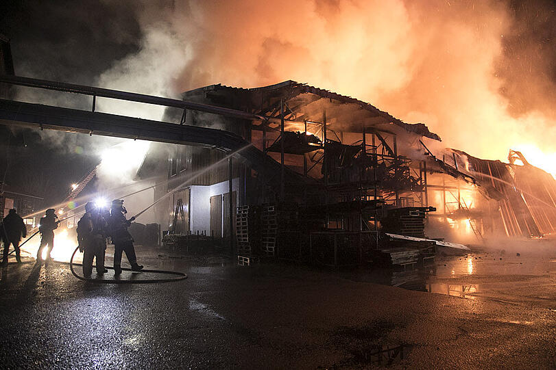 Bilder vom großen Feuerwehreinsatz in Fridolfing am Dienstagabend. Der Sachschaden ist nach dem Brand eines Sägewerks immens.