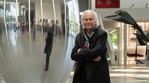 Ingo Maurer vor seinem "Pendulum", bevor es richtig in Schwingung versetzt wurde.