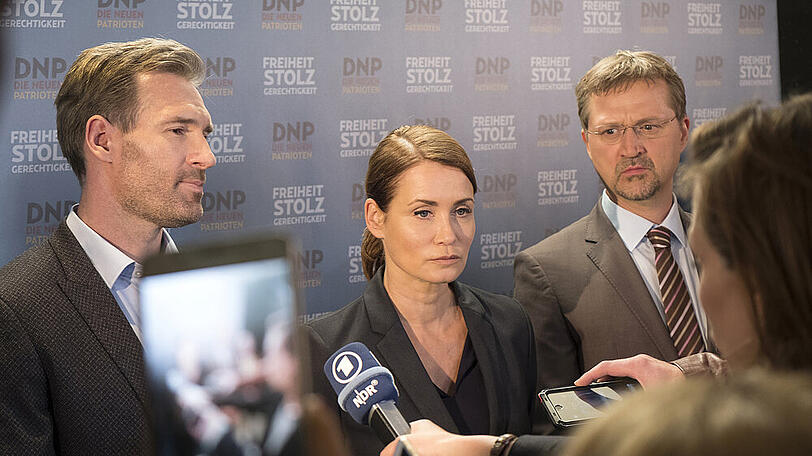 Nina Schramm (Anja Kling) bei einer Pressekonferenz der Neuen Patrioten