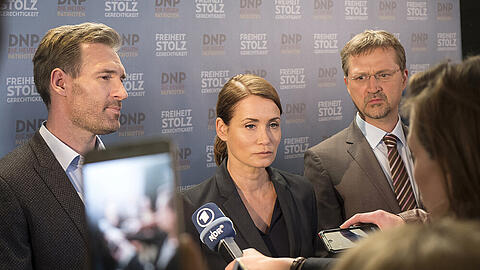 Nina Schramm (Anja Kling) bei einer Pressekonferenz der Neuen Patrioten