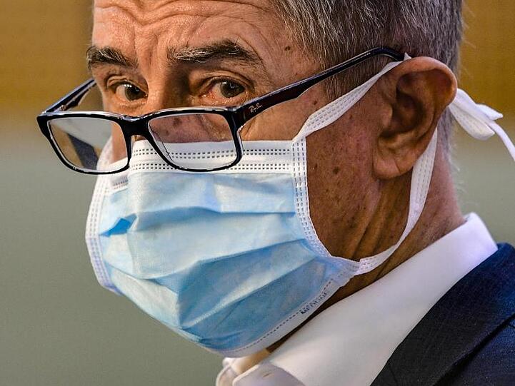 Der tschechische Ministerpräsident Andrej Babis trägt Mundschutz. Foto: Roman Vondrou?/CTK/dpa/Archivbild