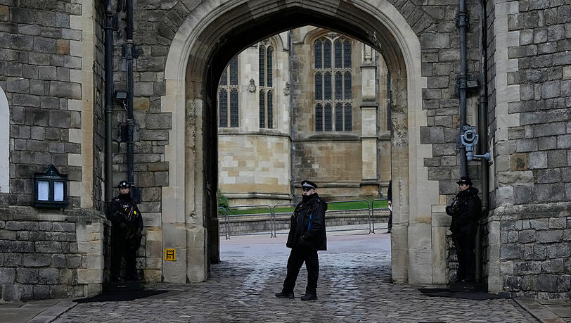 Polizisten bewachen das Tor von Schloss Windsor am ersten Weihnachtstag. Polizisten bewachen das Tor von Schloss Windsor am ersten Weihnachtstag.