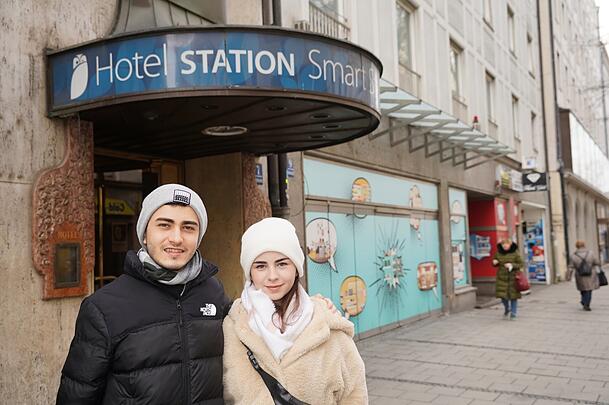 "München ist schön", finden die Touristen Ismail (24) und Edda (20).Nur der Weg zu ihrem Zimmer im Smart Hotel sei "gespenstisch". "München ist schön", finden die Touristen Ismail (24) und Edda (20).Nur der Weg zu ihrem Zimmer im Smart Hotel sei "gespenstisch".