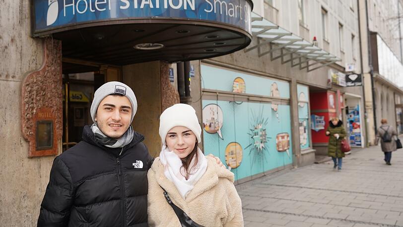 "München ist schön", finden die Touristen Ismail (24) und Edda (20).Nur der Weg zu ihrem Zimmer im Smart Hotel sei "gespenstisch". "München ist schön", finden die Touristen Ismail (24) und Edda (20).Nur der Weg zu ihrem Zimmer im Smart Hotel sei "gespenstisch".