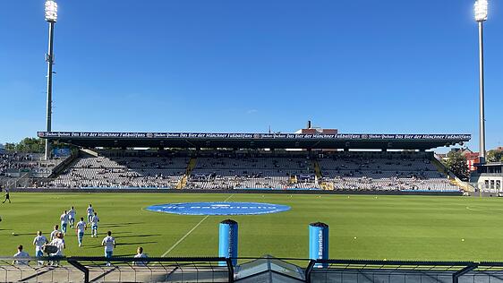 Die Löwen beim Warmmachen gegen den SV Meppen