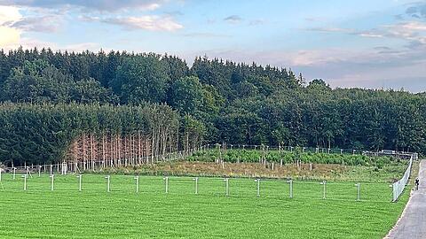 Das Areal in Reichling, auf dem der Bohrturm geplant ist. Seit Dienstag steht der Bauzaun.