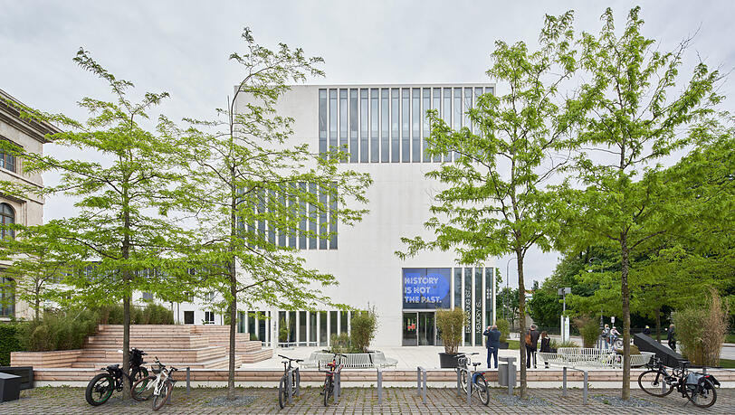 Das NS-Dokumentationszentrum mit dem Raumprojekt Open Doors auf dem Max-Mannheimer-Platz an der Ecke Brienner- und Arcisstraße, das auch im Außenbereich für mehr Sitzmöglichkeiten sorgt.