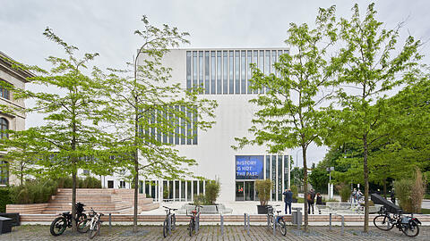 Das NS-Dokumentationszentrum mit dem Raumprojekt Open Doors auf dem Max-Mannheimer-Platz an der Ecke Brienner- und Arcisstraße, das auch im Außenbereich für mehr Sitzmöglichkeiten sorgt.