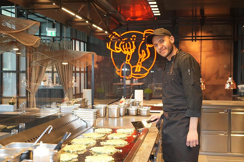 Santos grillt in The Kitchen die Okonomiyaki mit verschiedenen Toppings.