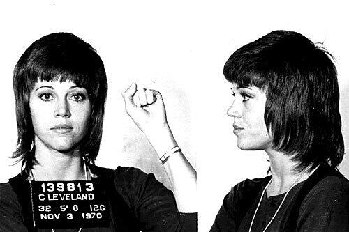 Weil Jane Fonda 1970 einen Polizisten getreten hatte, reichte der eine Klage wegen Gewaltanwendung und Körperverletzung ein.