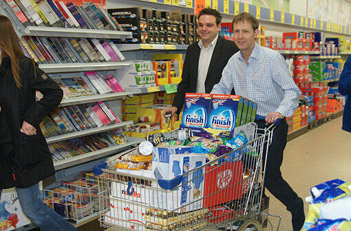 Einkaufen mal anders. Beim Speedshopping im Lidl dürfen sich fünf Münchner nach Lust und Laune bedienen - ohne dafür zu zahlen. Allerdings haben sie nur drei Minuten Zeit dafür. Die besten Bilder von einer rasanten Einkaufstour.