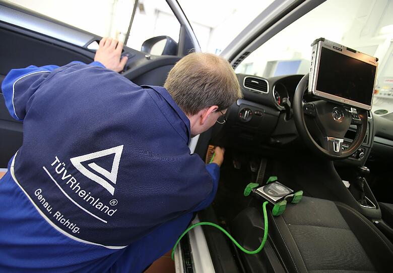 Ab Mitte 2015 werden auch die elektronischen Sicherheits- und Assistenzsysteme bei der Kfz-Hauptuntersuchung geprüft.