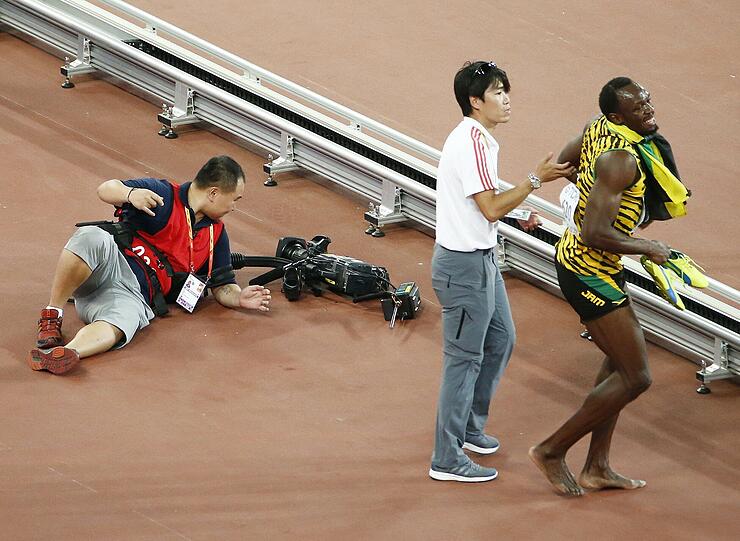 Der tiefe Fall des Usain Bolt: Ein Kameramann auf zwei Rädern brachte den Sprint-Superstar aus dem Tritt.